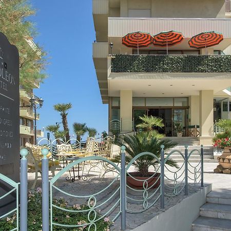 Hotel Napoleon Cattolica Bagian luar foto