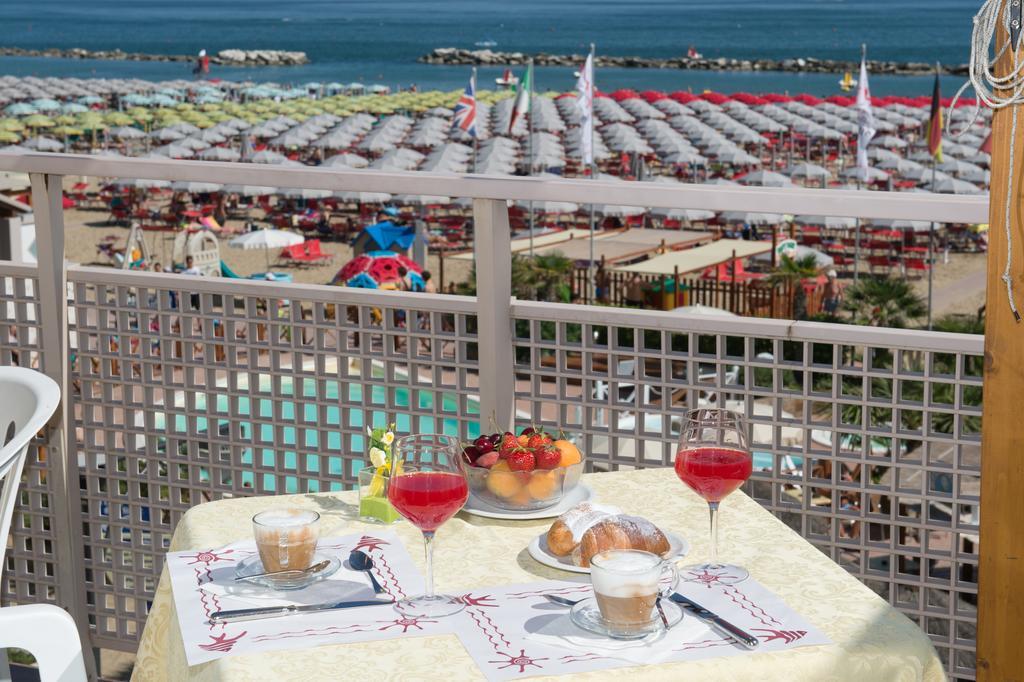 Hotel Napoleon Cattolica Bagian luar foto