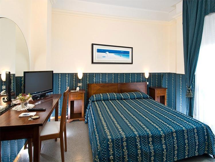 Hotel Napoleon Cattolica Bagian luar foto